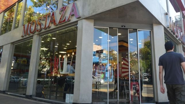 veganos de la plata preparan una impactante intervencion en la puerta de mostaza