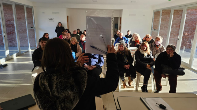 casi un centenar de vecinos de la plata se anotaron para recibir el boton antipanico