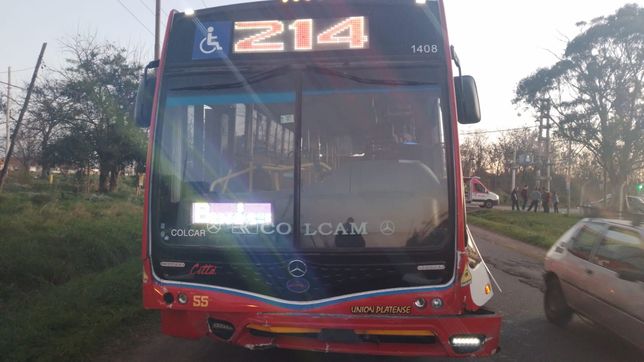 violento choque en la plata con una mujer herida entre un micro de la linea 214 y un auto