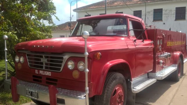 un grupo de presos restauraron un camion para bomberos voluntarios de la plata