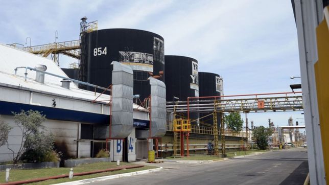 alerta en ypf: un hombre armado se metio en la destileria de ensenada