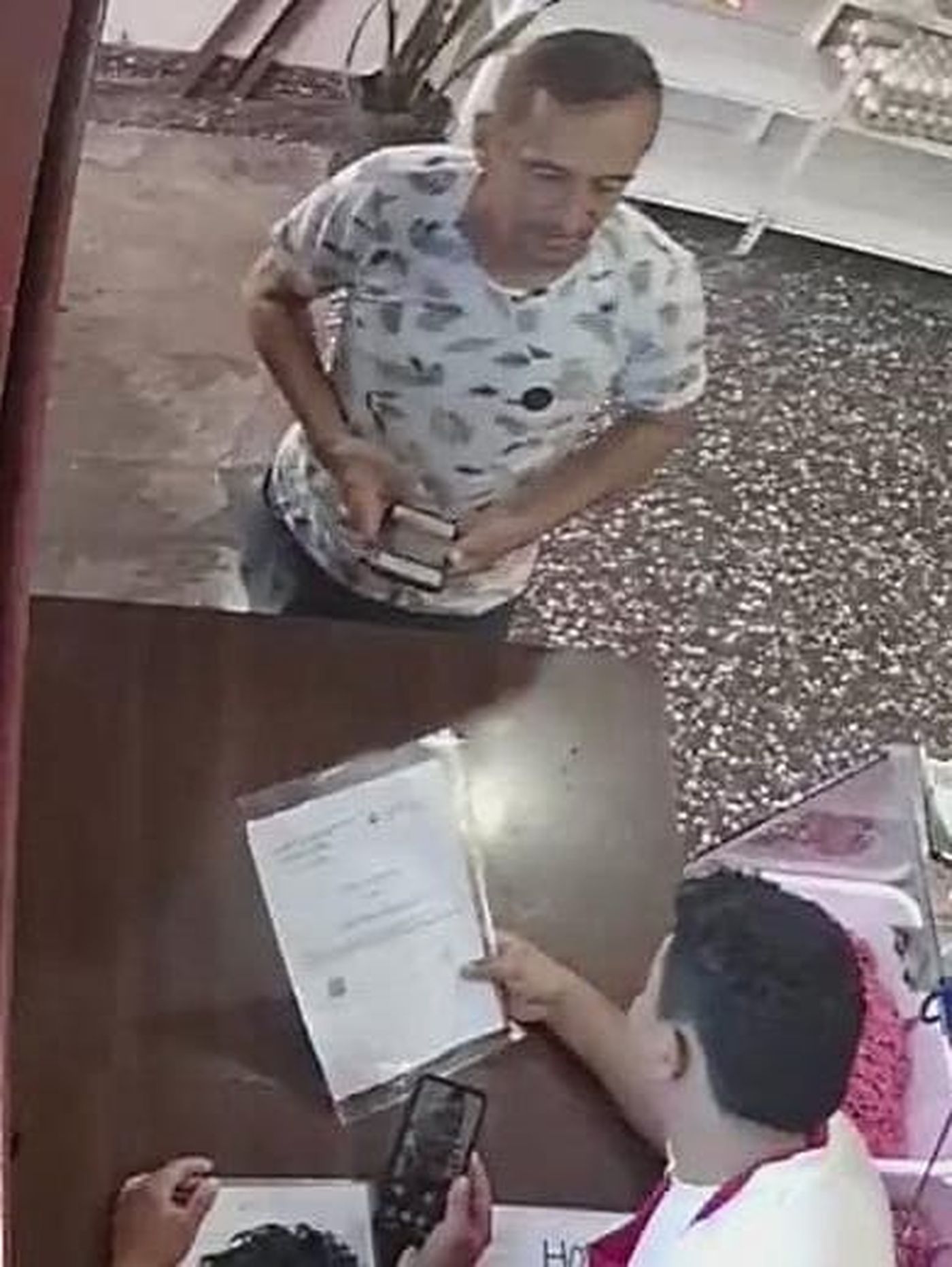 Una captura del video que presentaron los denunciantes contra el presunto falso inspector de La Plata