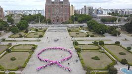 lazo humano, charlas y donaciones por el fin del mes del cancer de mama en la plata lazo humano, charlas y donaciones por el fin del mes del cancer de mama en la plata