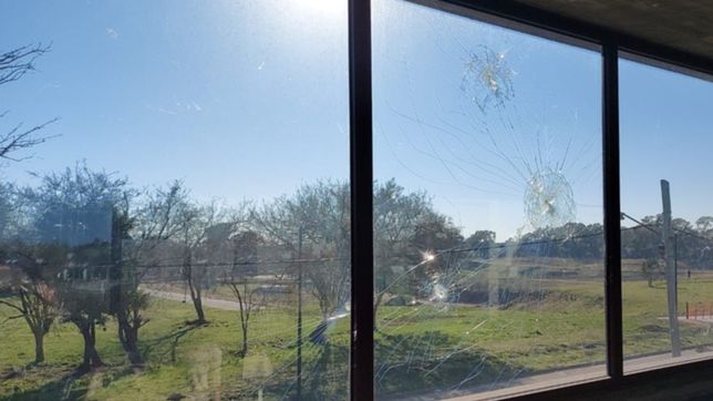 insolito ataque contra casas y autos en la plata: escuchamos ruidos como explosiones