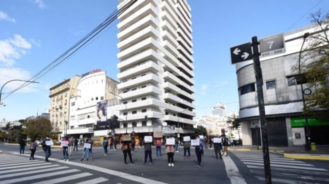 asi fue la primera marcha con distancia social en pleno centro de la plata