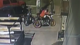 robaron una moto en la plata y los encontraron en la puerta de una casa velatoria