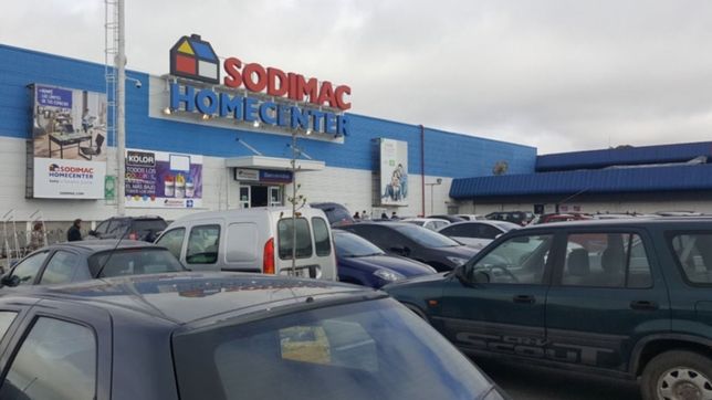 fue a hacer las compras a sodimac, lleno el baul con mercaderia que no pago y escapo