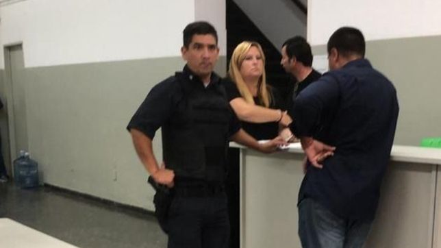 le retuvieron el carnet, lo fue a buscar al juzgado y termino preso porque era trucho