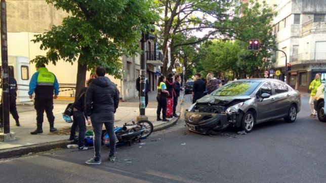 choque y milagro en pleno centro: un auto embistio a una moto donde viajaban tres hombres