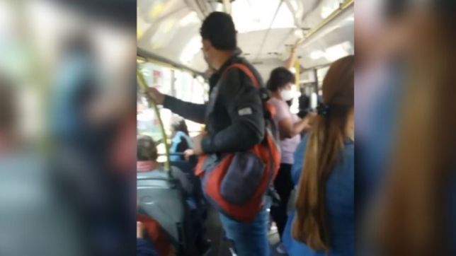 video: denuncian que se viaja parado y sin aislamiento en los micros de la plata