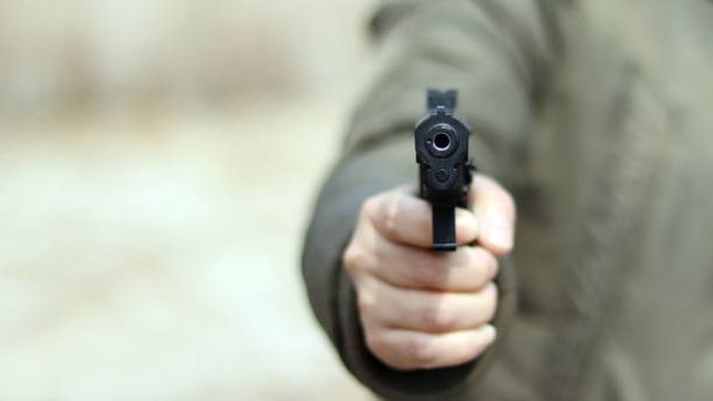 detuvieron a un hombre acusado de amenazar a un chico con un arma a la salida de la escuela