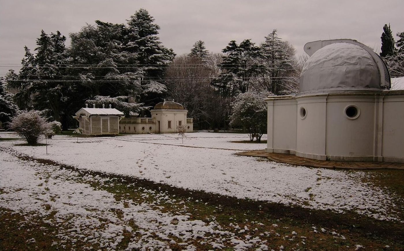 Los jardines de la faculta de Ciencias Astronómicas y Geofísicas de la UNLP, el día de la nevada histórica en La Plata