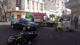 un motociclista herido en un violento choque en pleno centro de la plata un motociclista herido en un violento choque en pleno centro de la plata