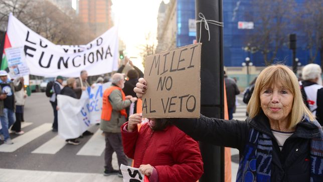 jubilados de la plata volvieron a manifestarse en 7 y 50 en contra del gobierno
