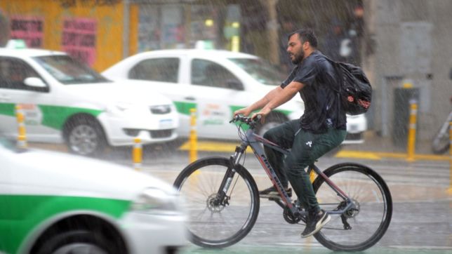ciudad pasada por agua: ¿cuando va a dejar de llover en la plata?