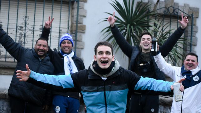 todas las fotos de los hinchas de gimnasia haciendo el aguante por copa argentina