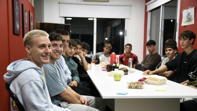 santiago ascacibar vivio un dia muy especial junto a las juveniles de estudiantes