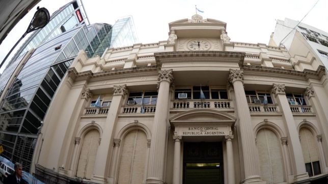 el banco central tuvo que vender usd 100 millones por la demanda de dolar solidario