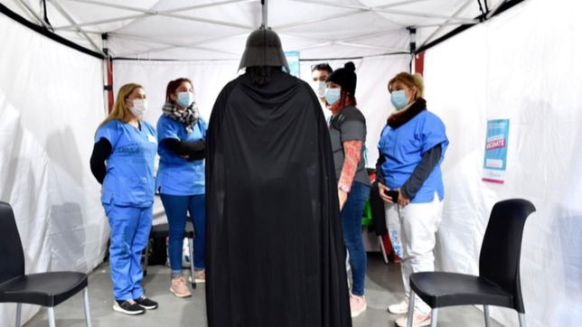 un platense se vacuno disfrazado de darth vader
