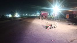 un motociclista choco con una camioneta utilitaria en la ruta 2 y murio en el acto