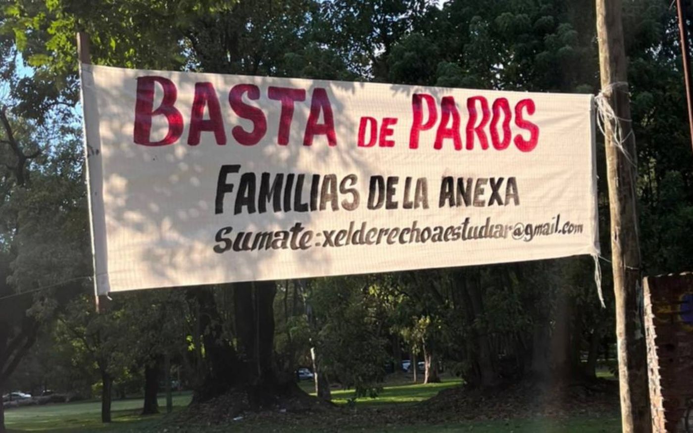 Un pasacalles que colocaron los padres de la Escuela Anexa.