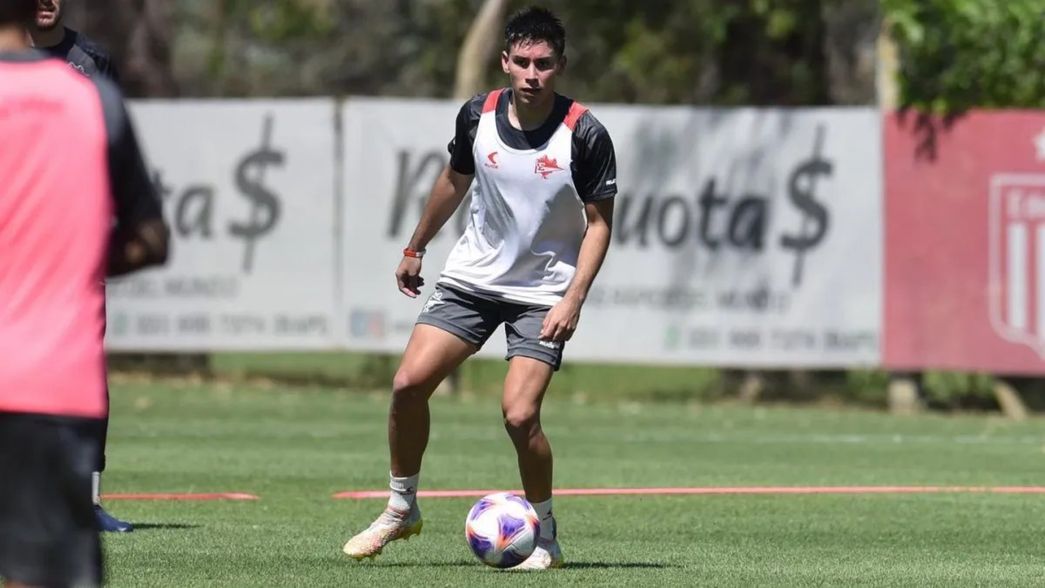 Fue campeón, ascendió, Estudiantes lo dejó libre y evitó la salida de otro jugador