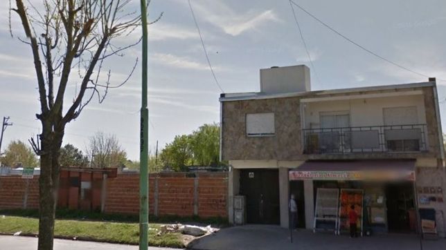 el dueno de un super chino se resistio al robo, forcejeo con el ladron y recibio dos tiros