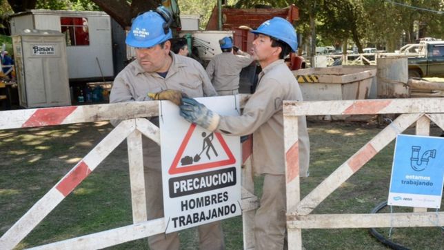 absa realizara obras en la zona de plaza malvinas por una importante perdida de agua