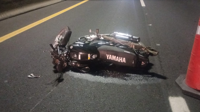 un motociclista de 24 anos murio tras chocar contra el separador central de la autopista