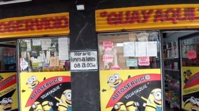 simulo ser cliente de un autoservicio, guardo mercaderia en una mochila y se fue sin pagar