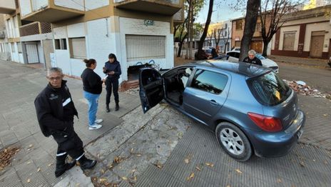 Una conductora perdió el control del auto y se incrustó en un edificio justo frente a una escuela Una conductora perdió el control del auto y se incrustó en un edificio justo frente a una escuela