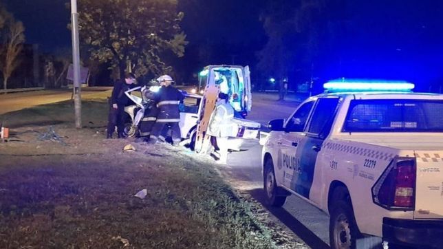 un auto perdio el control y se estrello contra una columna de luz en una rambla