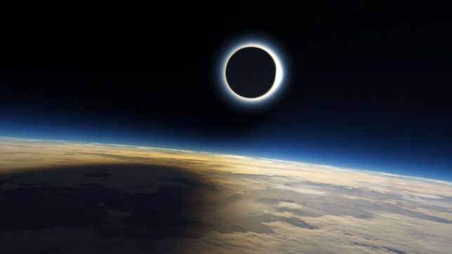 video: asi se vio desde el espacio el eclipse total de sol que cautivo al mundo