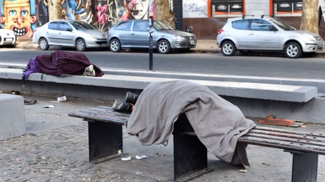 ensenada se sumo a la batalla contra el frio y ya tiene su propio perchero solidario