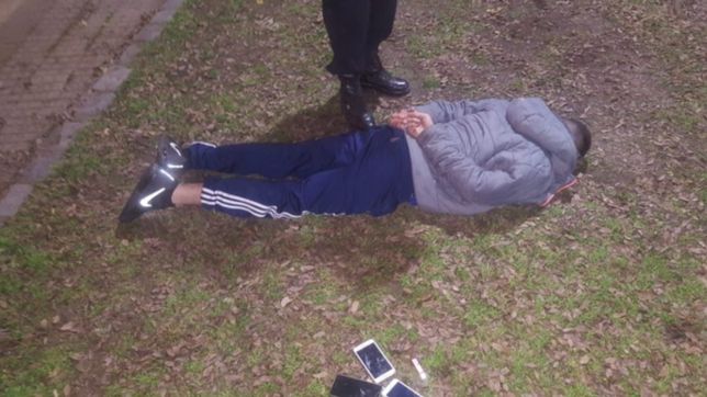video: asaltaron a un joven a punta de pistola, los persiguio la policia y cayeron