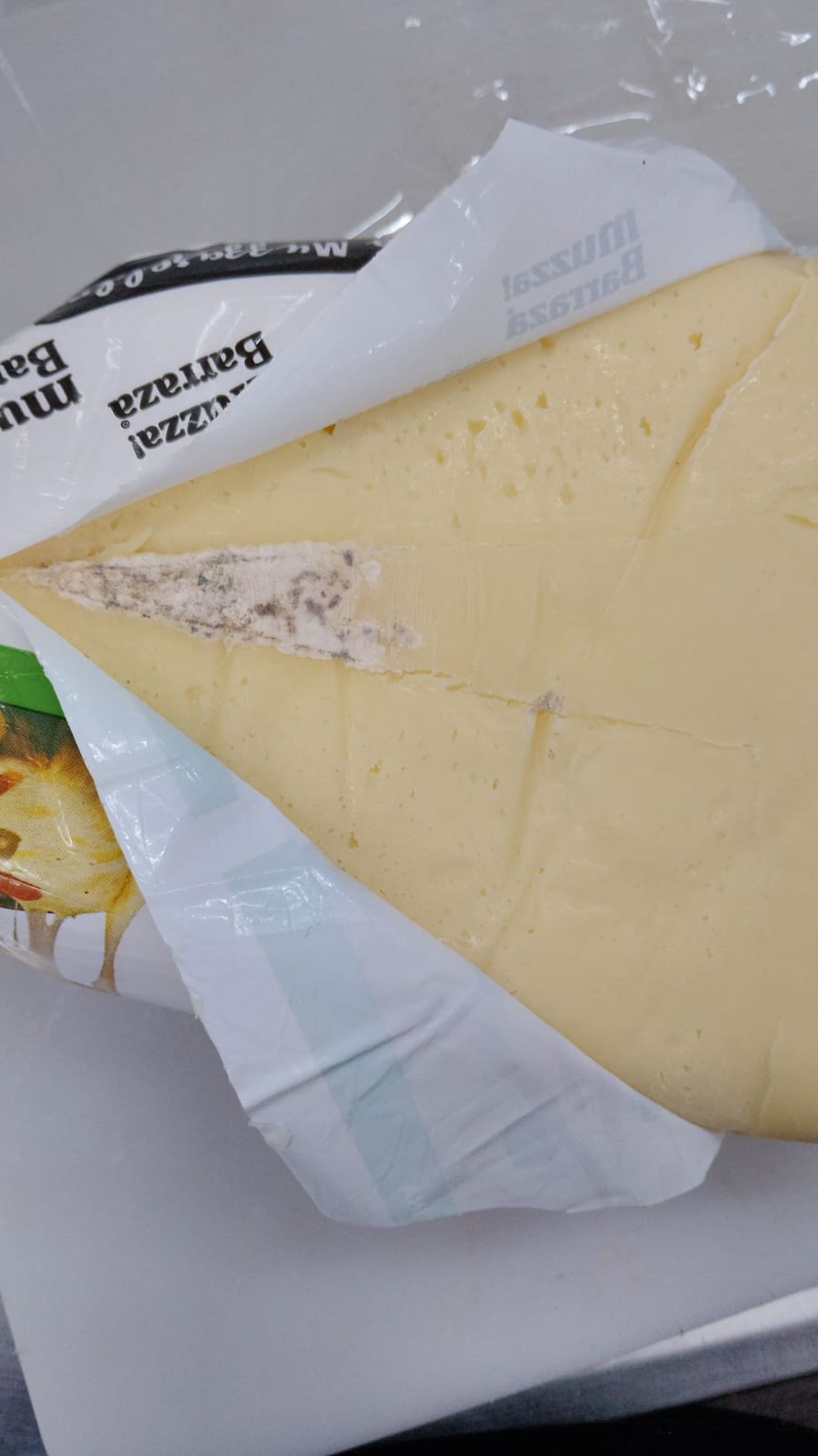 El exempleado despedido comparti&oacute; im&aacute;genes que dan cuenta del mal estado de la mercader&iacute;a ofrecida a la venta