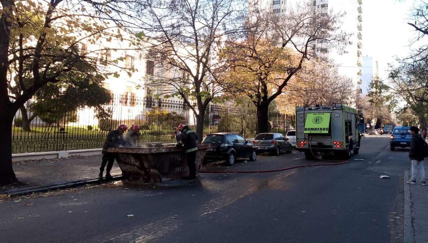Crece la preocupación de los vecinos por un pirómano en el centro de La Plata que volvió a provocar un incendio este jueves Crece la preocupación de los vecinos por un pirómano en el centro de La Plata que volvió a provocar un incendio este jueves
