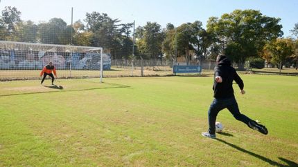 La recordada visita de Wado de Pedro a La Plata: pateó penales y habló de disfluencia