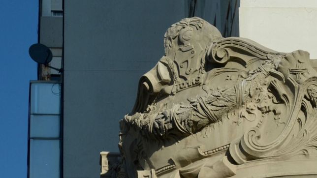 el escudo tripero en un historico edificio de la plata que encendio el debate en redes