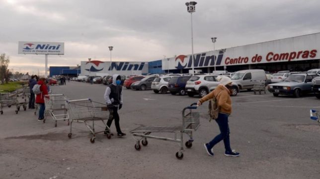 largas filas y distanciamiento social en mayoristas e hipermercados de la plata