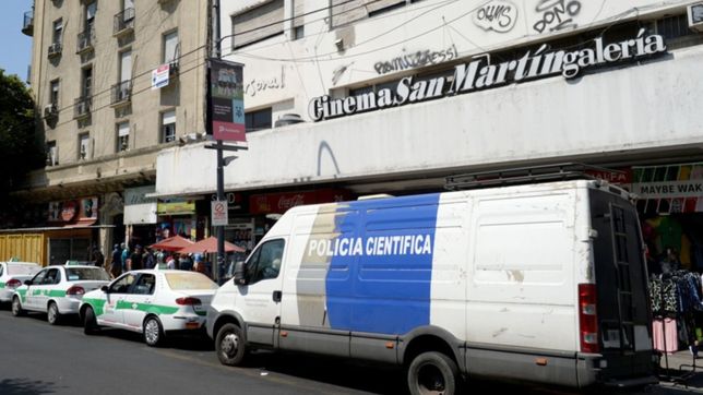 punaladas, gritos y tension en la galeria san martin de la plata