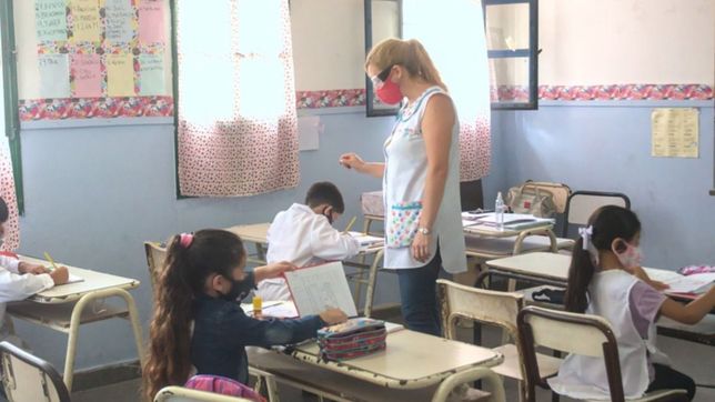 los gremios docentes aceptaron la oferta y el salario minimo nacional se va a $77.000