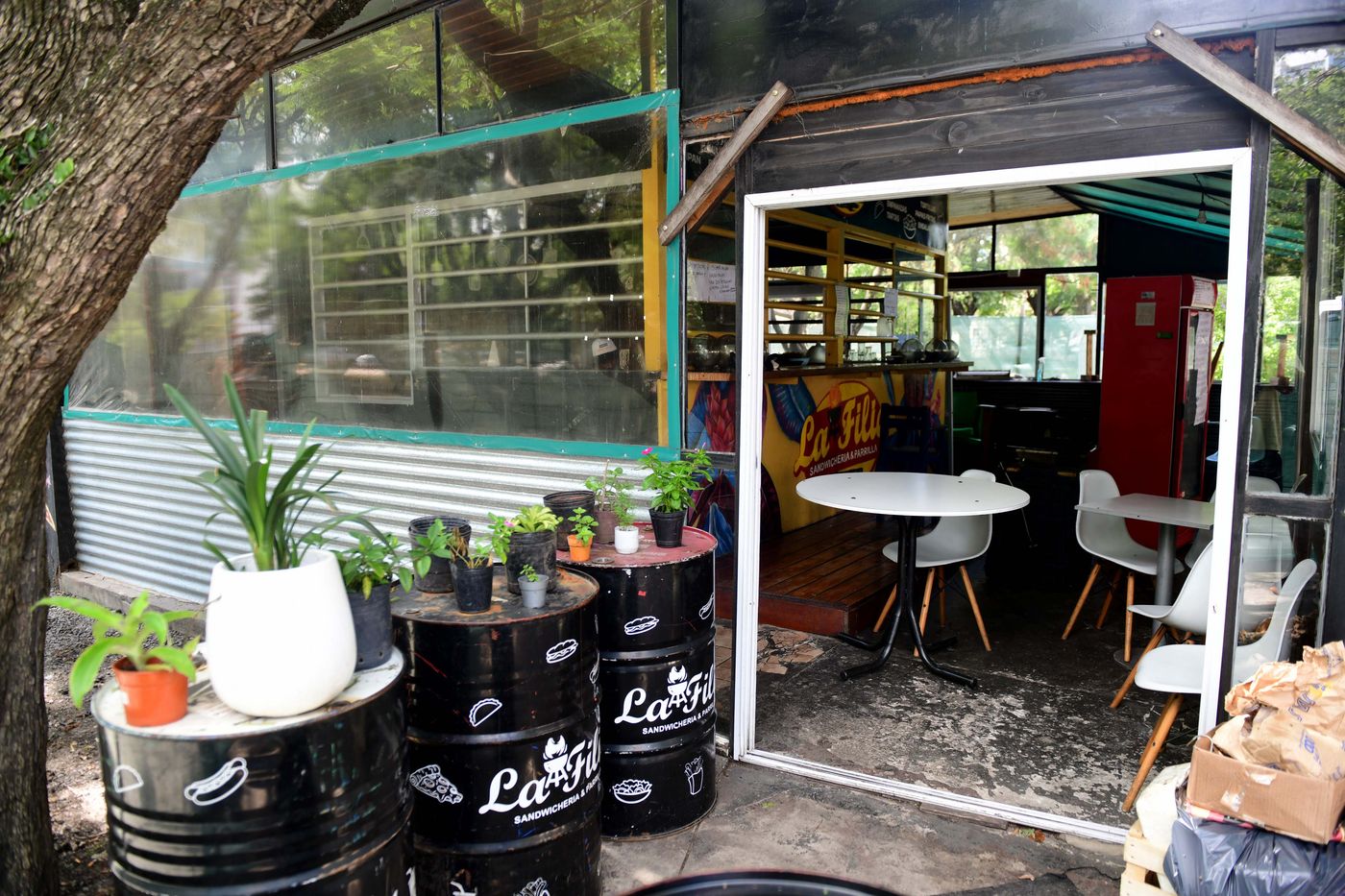 El puesto de comidas de Plaza Rocha cerró tras la clausura y será reubicado en un local del centro platense