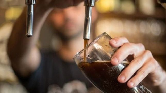 el dueno de una cerveceria de la plata cabeceo a un agente municipal que lo iba a multar