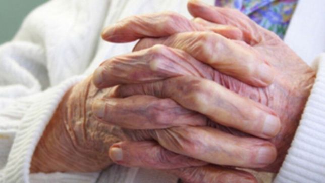 golpearon a una abuela recien operada para poder robarle en la plata