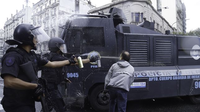 negro mugriento de mierda, te voy a matar: un docente de la unlp conto como fue la represion en el congreso