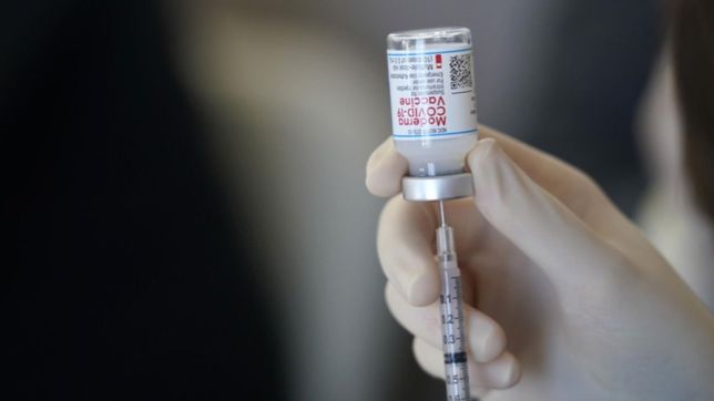 un estudio revelo que el efecto en las vacunas pfizer y moderna baja al cuarto mes