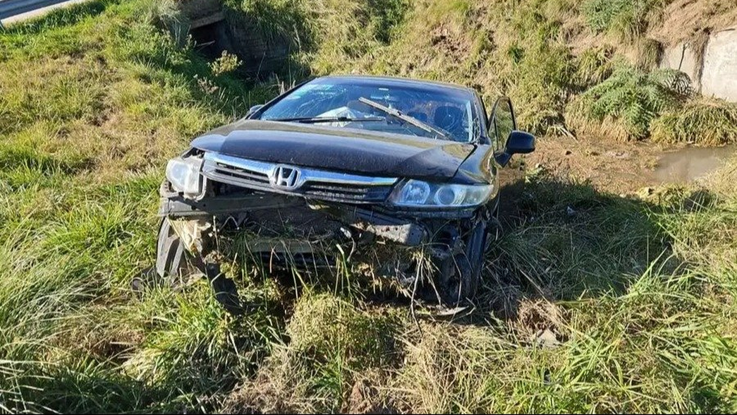 Tres agentes del Servicio Penitenciario Bonaerense rescataron a dos personas tras un despiste en la Ruta 6