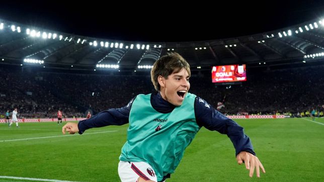la espectacular foto de benjamin dominguez en el festejo del bologna campeon
