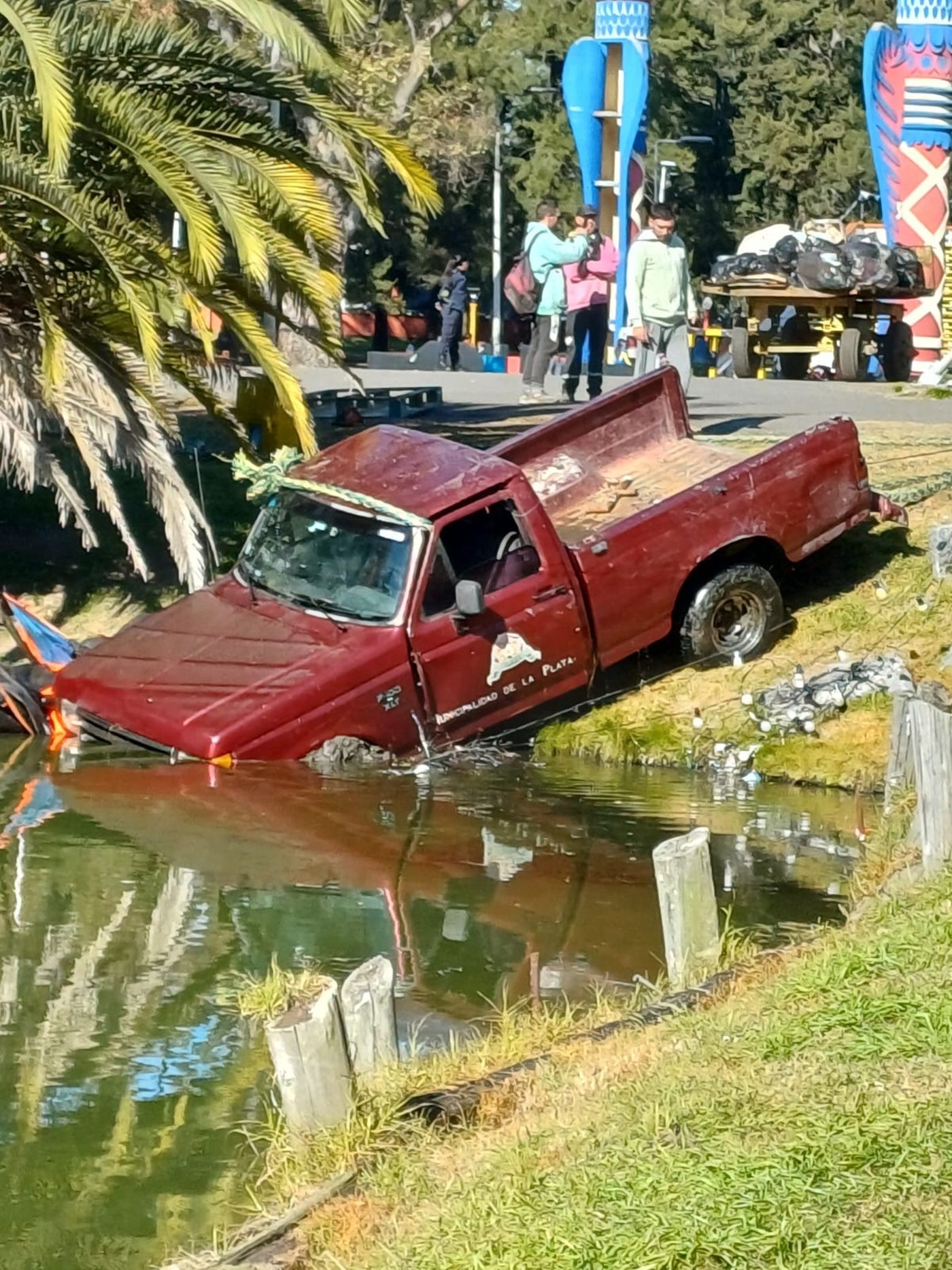 La camioneta municipal que qued&oacute; empantanada en el lago de la Rep&uacute;blica de los Ni&ntilde;os